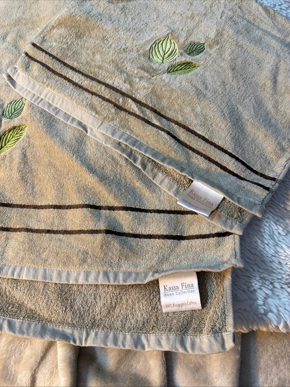 Kassa Fina Brown Bath towel set (2) embroidered leaves 100% Ringspun Cotton